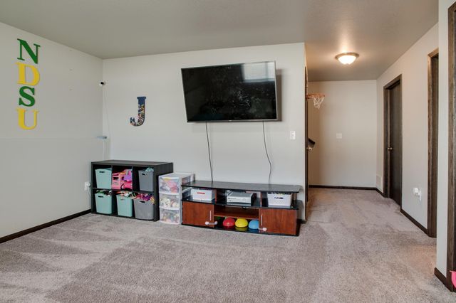 954 28th Avenue W, West Fargo, ND 58078