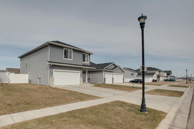 954 28th Avenue W, West Fargo, ND 58078