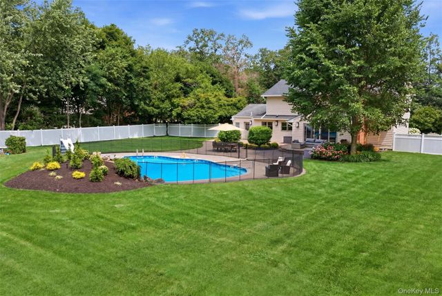 84 Meadow Glen Road, Northport, NY 11768