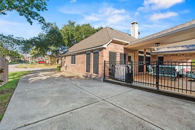 2876 Morning Pond Lane, Dickinson, TX 77539