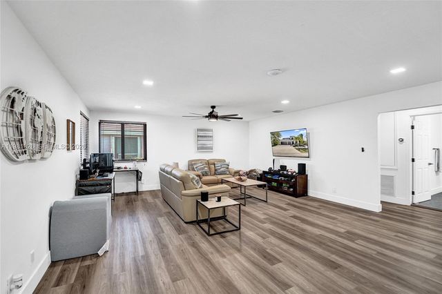 13076 NW 14th St, Pembroke Pines, FL 33028