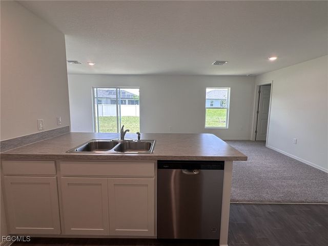 617 NW 28th TER, Cape Coral, FL 33993