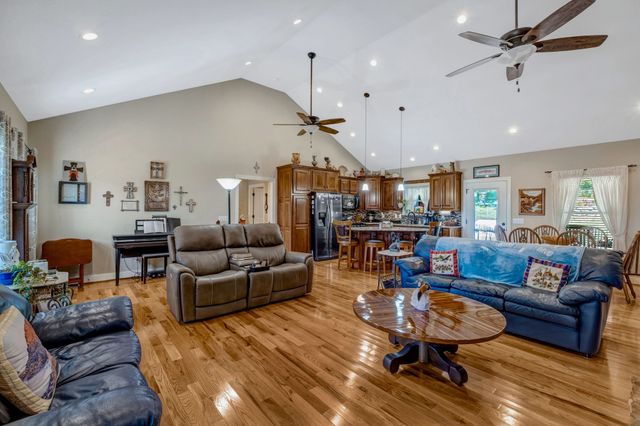 200 Hickory Ridge Ln, Hartsville, TN 37074