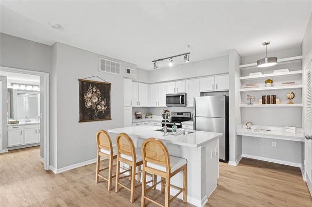 14807 Woodland Hills Drive 7104, Houston, TX 77396