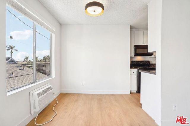 1352 S Carmelina Avenue 206, Los Angeles, CA 90025