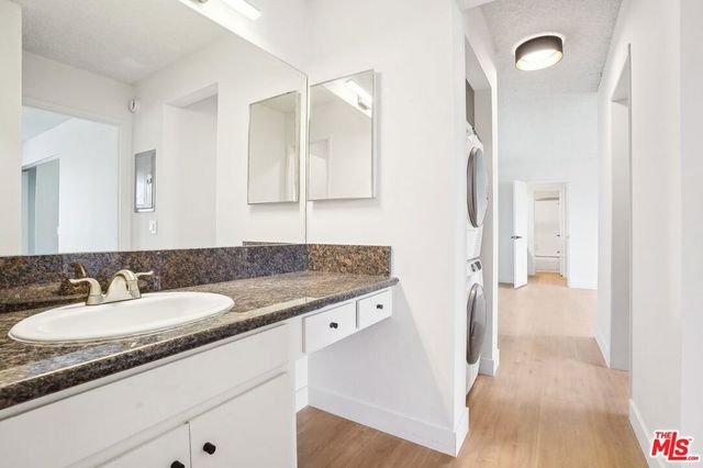 1352 S Carmelina Avenue 206, Los Angeles, CA 90025