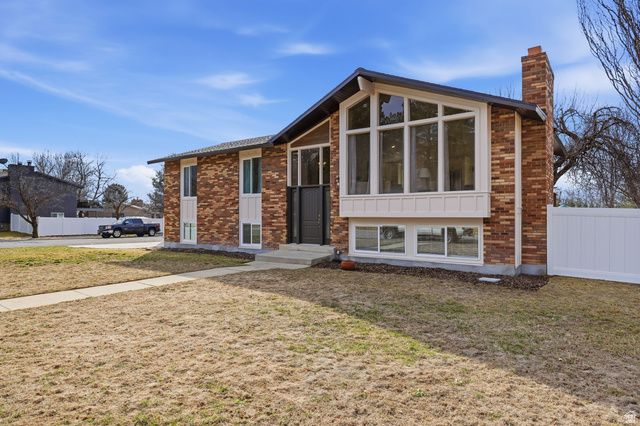 9828 S PINEHURST DR, Sandy, UT 84092