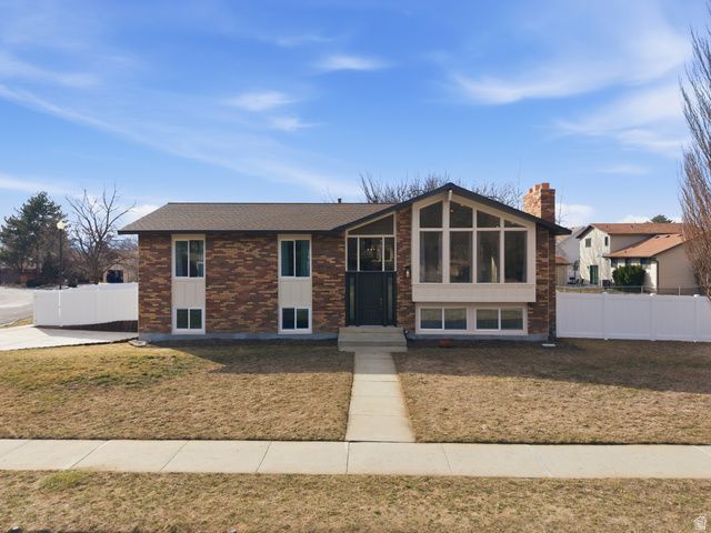 9828 S PINEHURST DR, Sandy, UT 84092