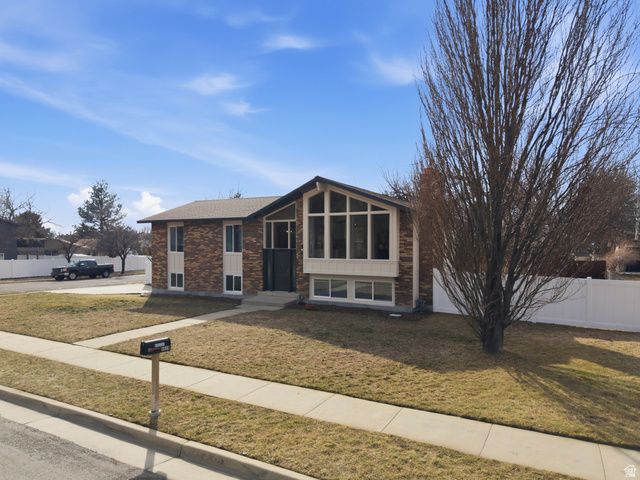 9828 S PINEHURST DR, Sandy, UT 84092