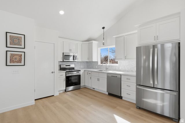 9828 S PINEHURST DR, Sandy, UT 84092