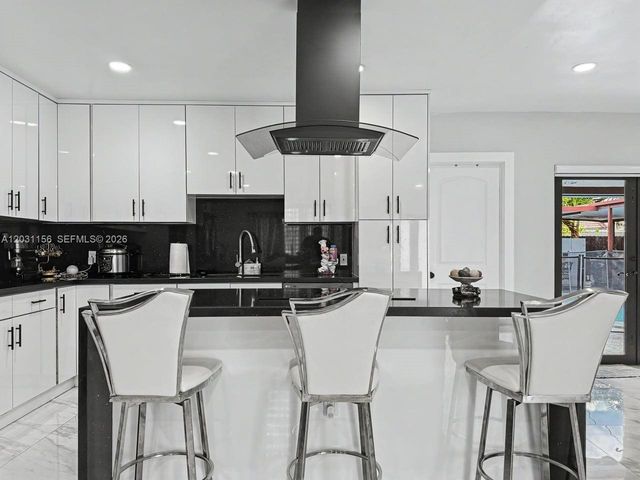4265 W 8th Ave, Hialeah, FL 33012