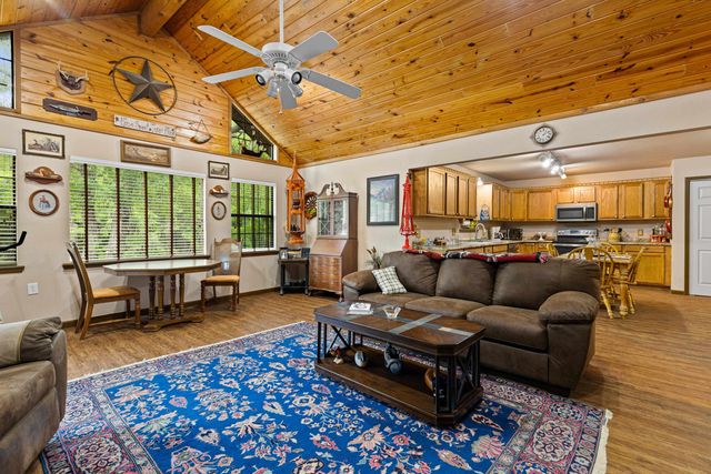 426 Private Road 7219, Jefferson, TX 75657
