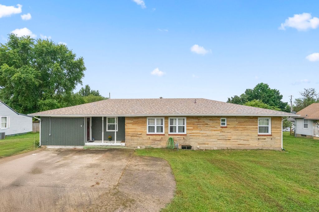 708 West Street, Stockton, MO 65785