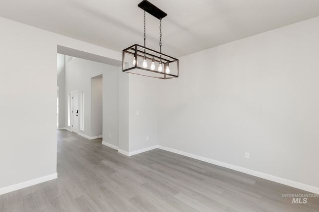 1090 W Cub River Dr, Meridian, ID 83642