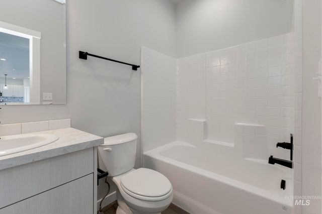 1090 W Cub River Dr, Meridian, ID 83642