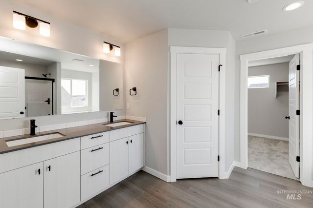 1090 W Cub River Dr, Meridian, ID 83642