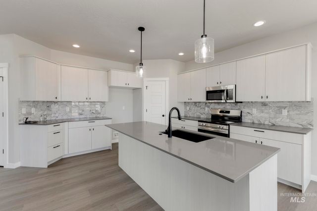 1090 W Cub River Dr, Meridian, ID 83642