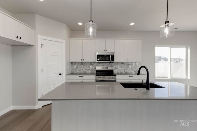 1090 W Cub River Dr, Meridian, ID 83642