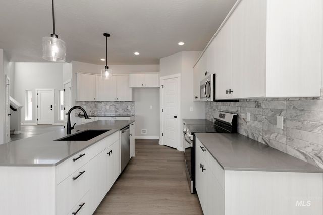 1090 W Cub River Dr, Meridian, ID 83642