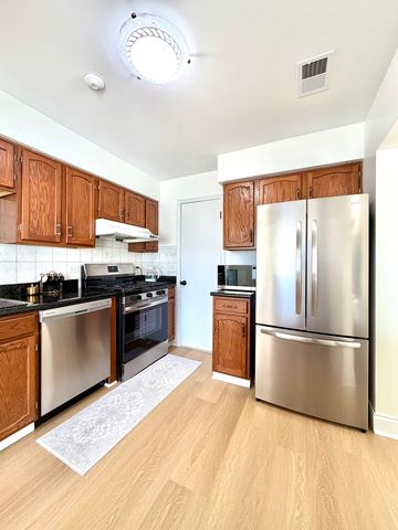 1212 Williamsport Drive 4, Westmont, IL 60559