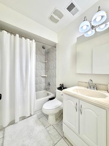 1212 Williamsport Drive 4, Westmont, IL 60559