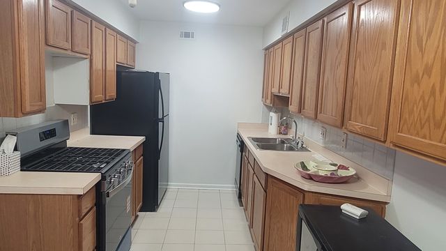 1603 N Windsor Drive 202, Arlington Heights, IL 60004