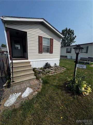 1352 Fernwood Drive, Lockport Town, NY 14094