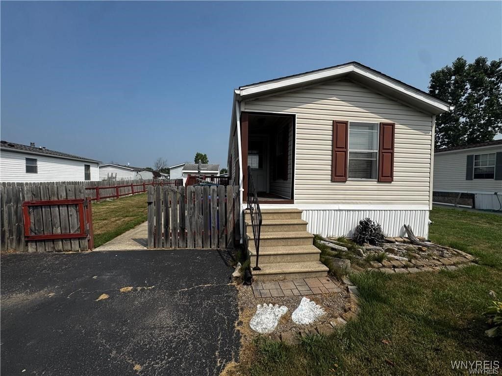 1352 Fernwood Drive, Lockport Town, NY 14094