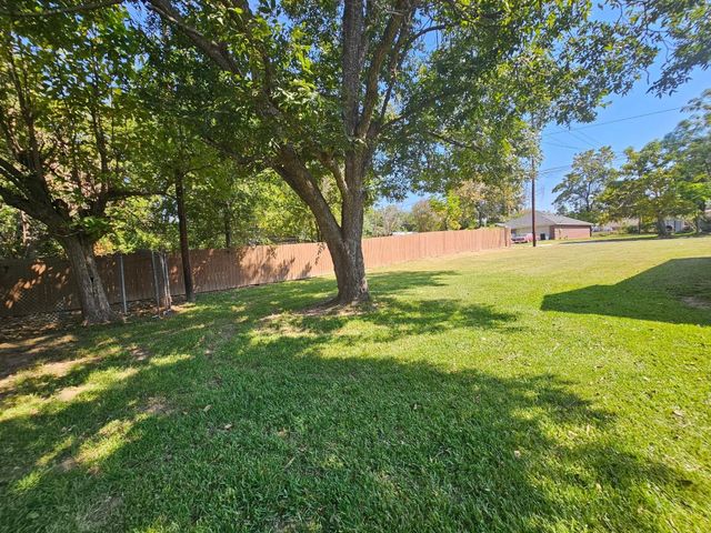 319 Lowe Street, Palestine, TX 75803