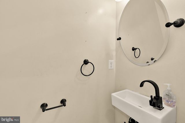 1609 LEVIS ST NE, Washington, DC 20002