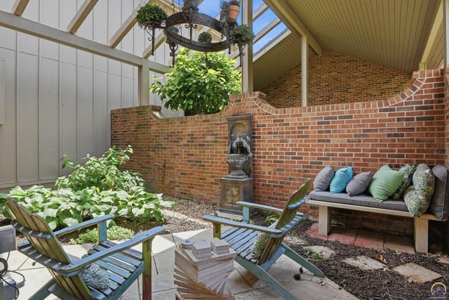 2319 SW Mayfair PL, Topeka, KS 66611