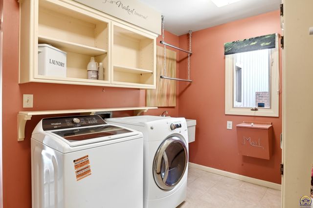 2319 SW Mayfair PL, Topeka, KS 66611