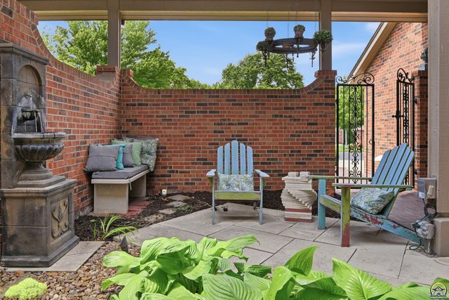 2319 SW Mayfair PL, Topeka, KS 66611