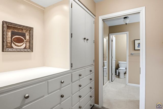2319 SW Mayfair PL, Topeka, KS 66611