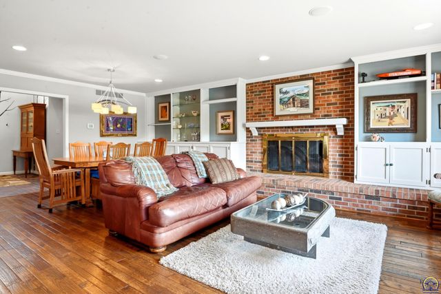 2319 SW Mayfair PL, Topeka, KS 66611