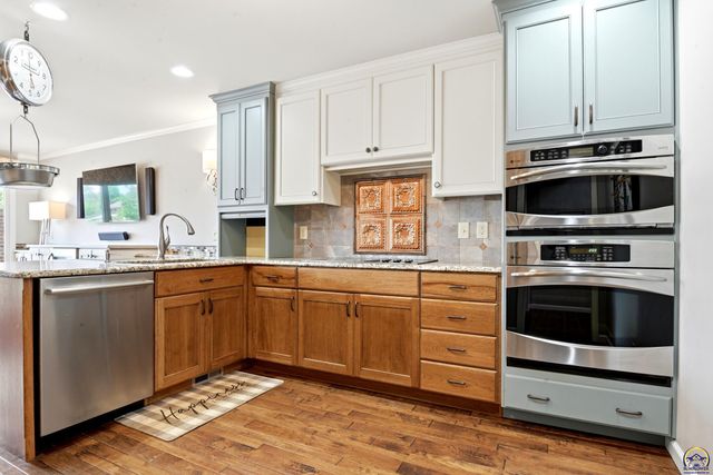 2319 SW Mayfair PL, Topeka, KS 66611