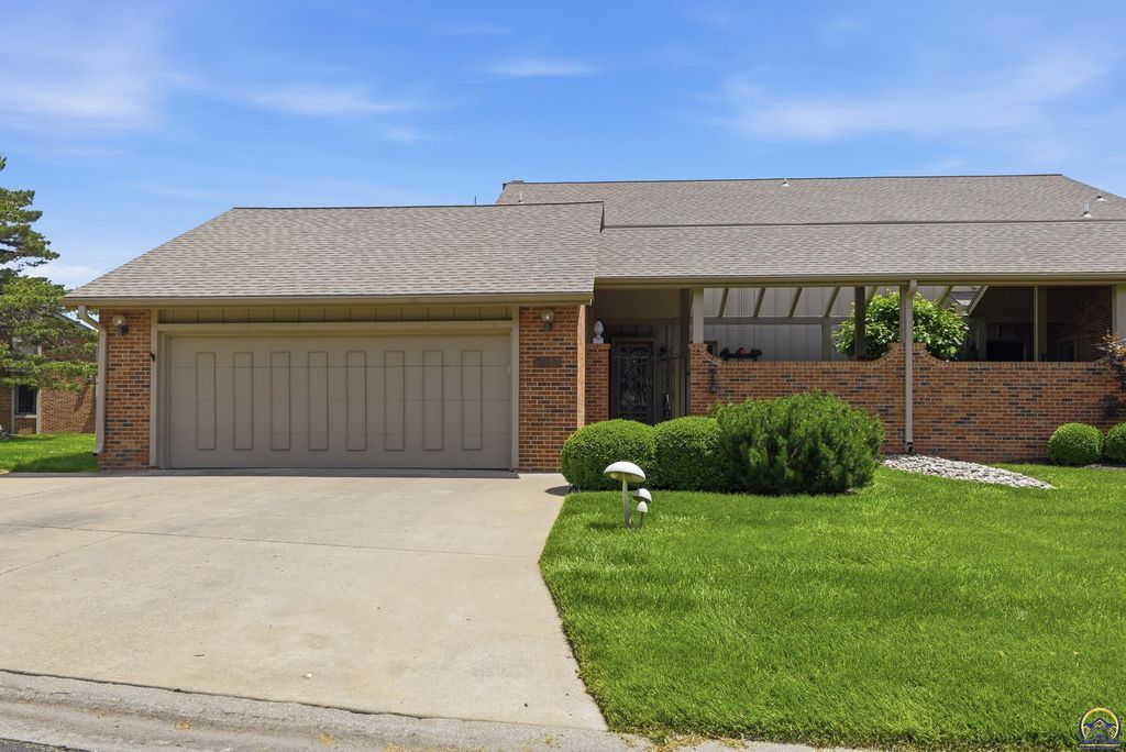 2319 SW Mayfair PL, Topeka, KS 66611