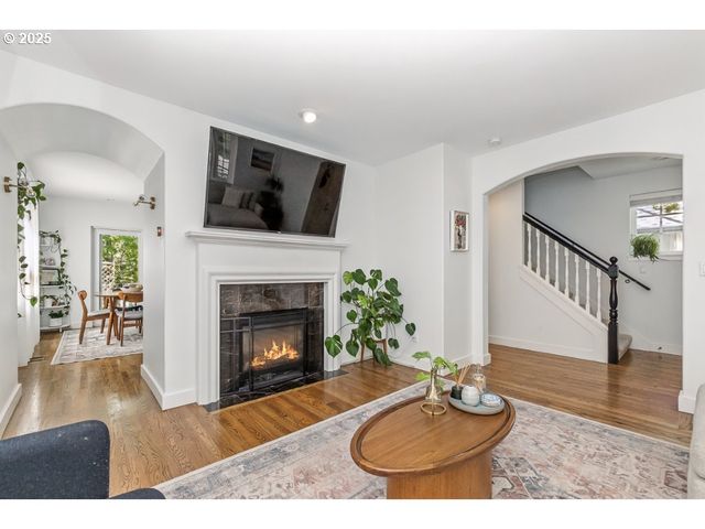 10272 Nw EDGEWOOD Dr, Portland, OR 97229