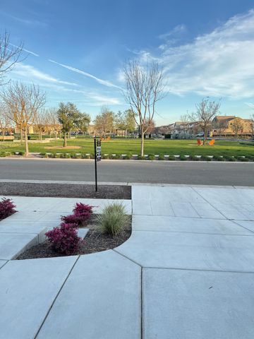 713 Harvest Drive, Madera, CA 93636