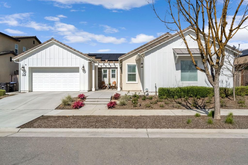 713 Harvest Drive, Madera, CA 93636