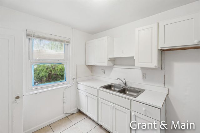 19250 Charest Street, Detroit, MI 48234