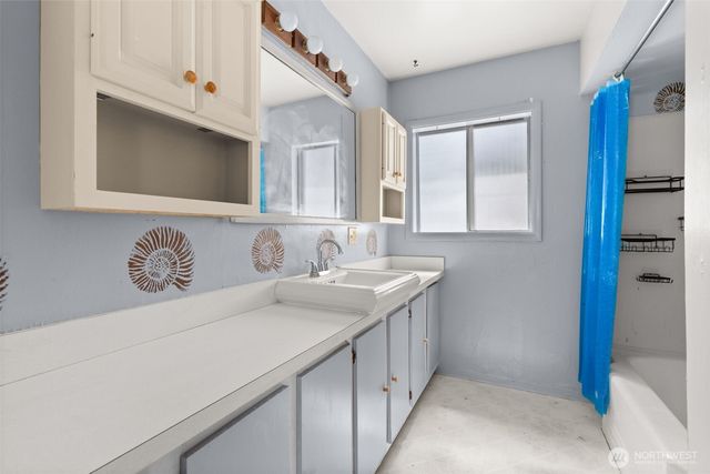 905 Peters Street, Raymond, WA 98577