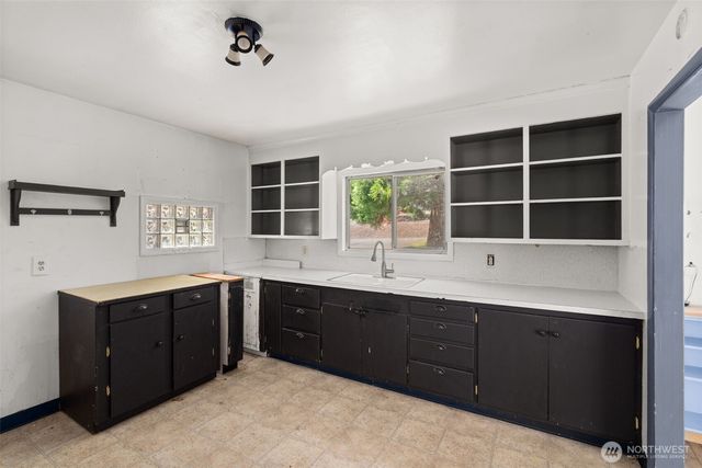 905 Peters Street, Raymond, WA 98577