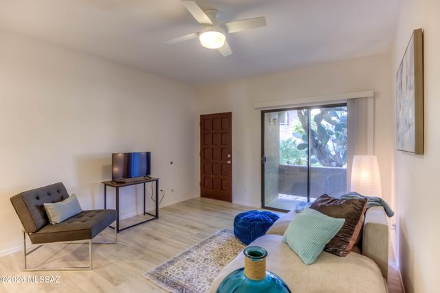 5750 N Camino Esplendora Apt 114, Tucson, AZ 85718