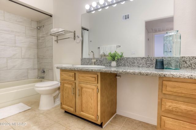 5750 N Camino Esplendora Apt 114, Tucson, AZ 85718