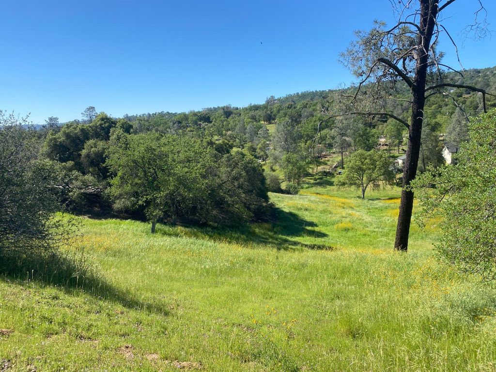 Image 1 of property listing at 17 Titan Way, Coarsegold, CA 93614