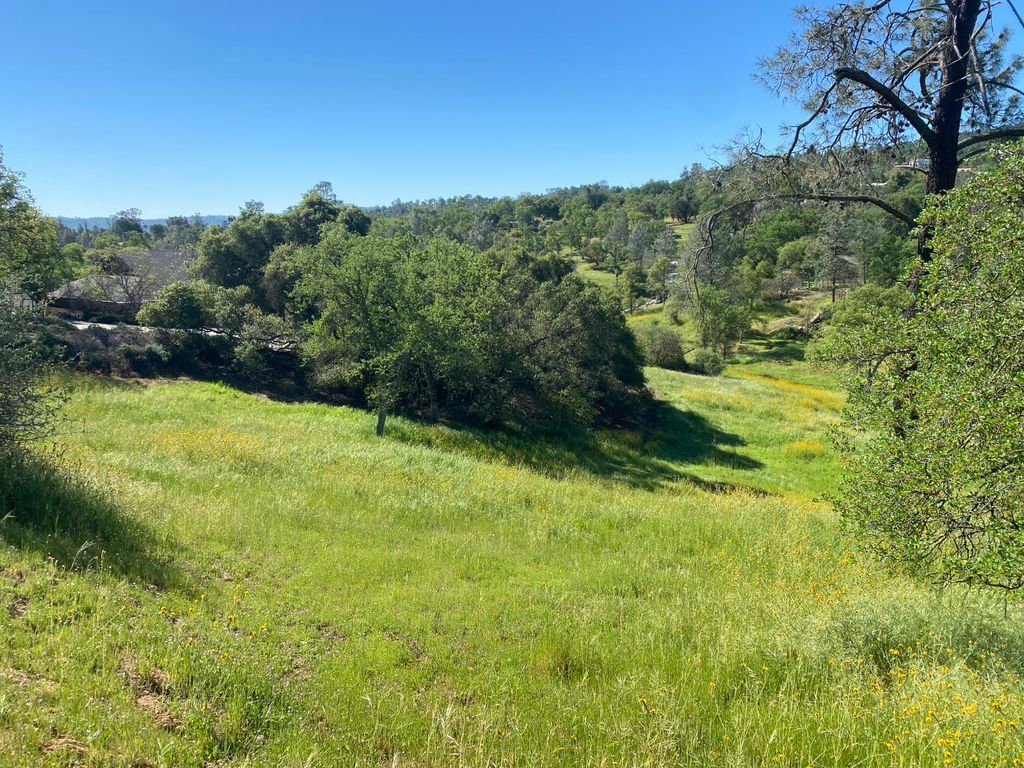 Image 2 of property listing at 17 Titan Way, Coarsegold, CA 93614