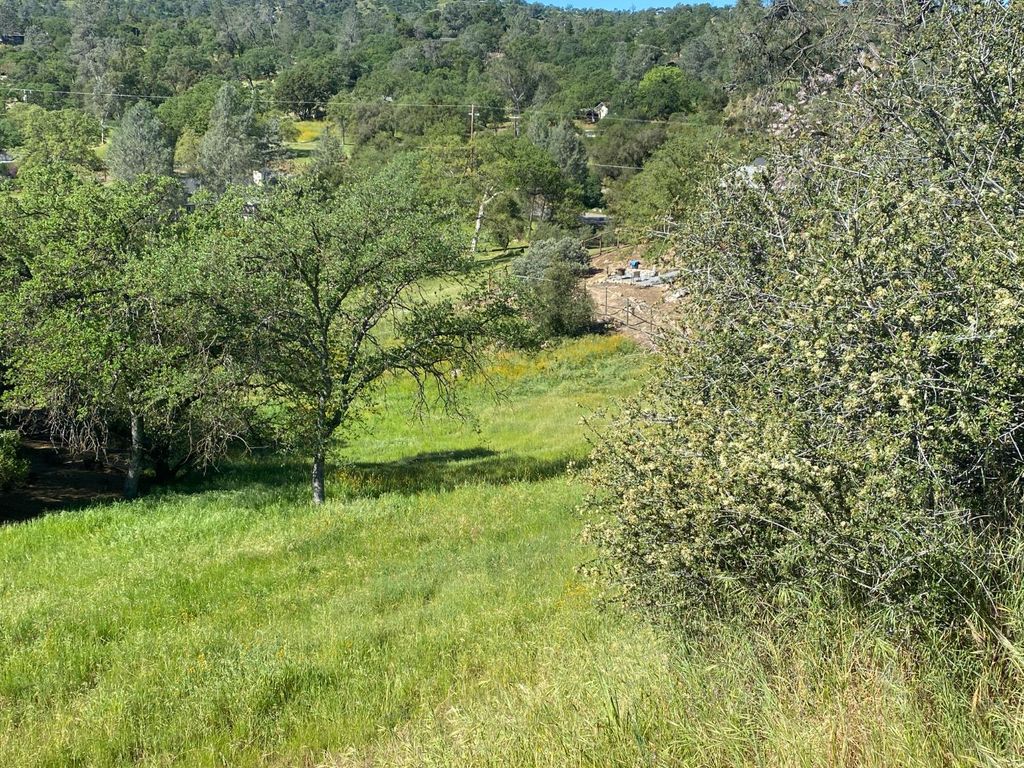 Image 4 of property listing at 17 Titan Way, Coarsegold, CA 93614