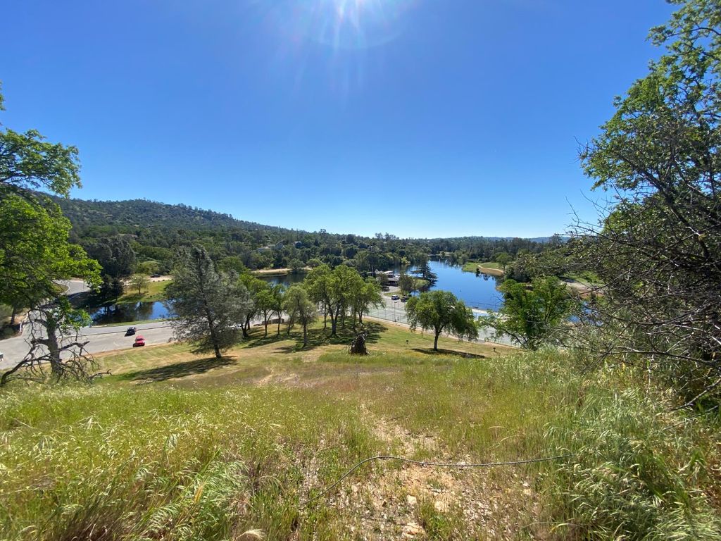 Image 6 of property listing at 17 Titan Way, Coarsegold, CA 93614