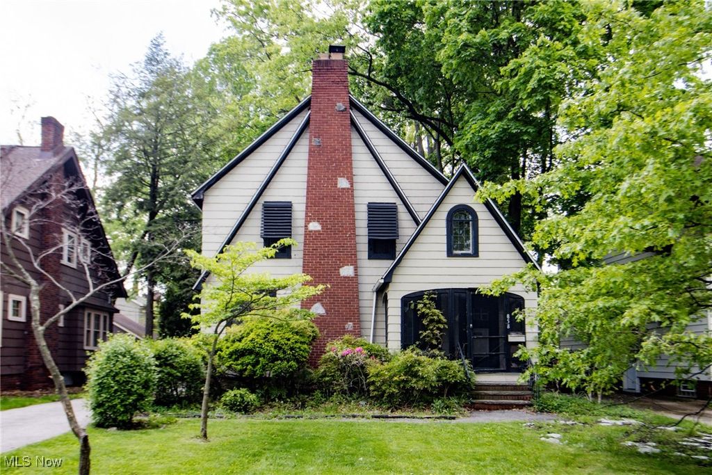 858 Roanoke Road, Cleveland Heights, OH 44121